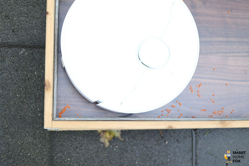 Der Dreame L10s Ultra reinigt in einer Ecke.